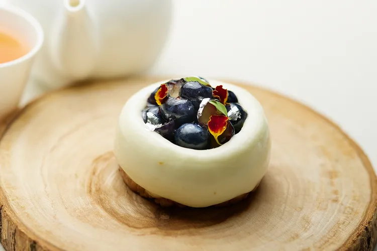 JR東日本大飯店台北即將推出法國工藝甜點師設計的藍莓小蛋糕，濃郁奶香的乳酪蛋糕體但又呈現清爽風味，柔和與浪漫的氣息，讓人彷彿置身於南法的大自然中。業者提供
