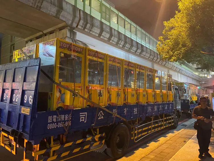 警方查扣的娃娃機台裝滿3卡車。民眾提供