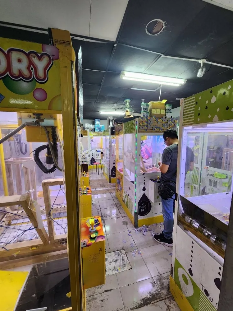 娃娃機店共有47台機台被查扣。民眾提供