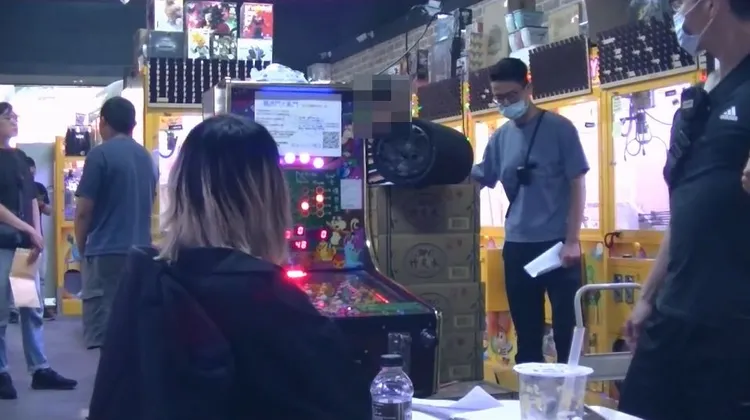 警方查獲業者及女店員等人。民眾提供