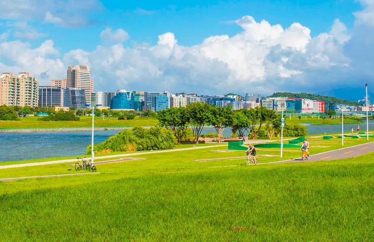 河濱公園是市民假日騎單車的最佳去處。水利處提供