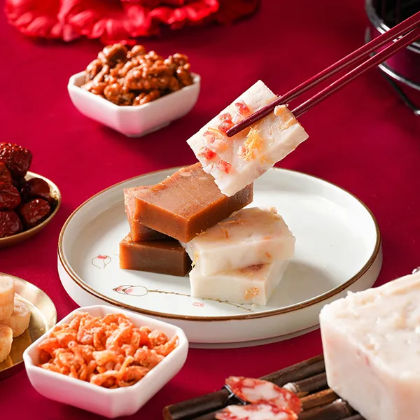 台南遠東香格里拉「鴻圖大展雙糕禮盒」，內含鹹香的團圓臘味瑤柱蘿蔔糕與鴻運養生核桃紅棗年糕。業者提供