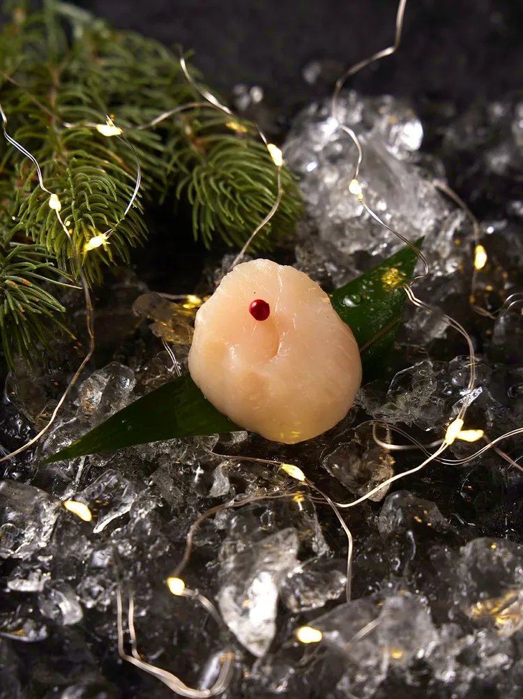 民眾12/15至1/1身著「紅+綠」外衣、鞋帽或圍巾，且顏色佔全身50%以上，到「最肉燒肉」消費即招待「北海道生食級干貝」一份。業者提供