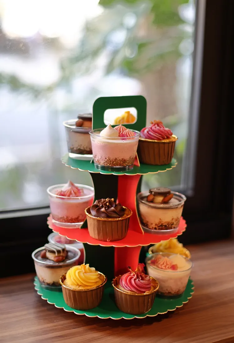最有「植」感的烘焙品牌「綠帶純植物烘焙」，推出「夏雪獨享杯+杯子旦糕聖誕派對組」，再送限量聖誕款旦糕架。業者提供