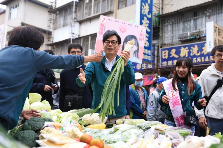 有熱情攤商熱上蒜苗，祝黃捷凍「蒜」(當選)。翻攝畫面