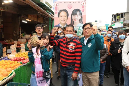 陳其邁合體黃捷掃街 市場婆媽好high!熱情自拍喊「凍蒜!」
