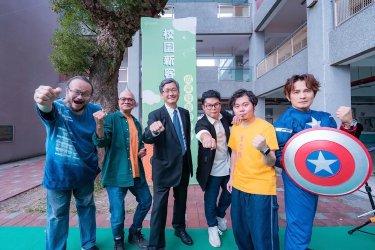 客語歌手謝宇威（左起）、陳永淘、客委會楊長鎮主委、邱廉欽、黃子軒、羅文裕等出席成果發表記者會