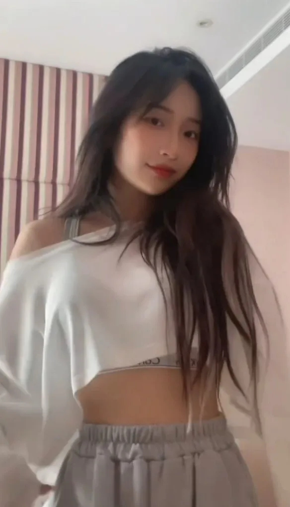 穿運動服裝也能露出性感小蠻腰。IG@sunnytu0727 提供