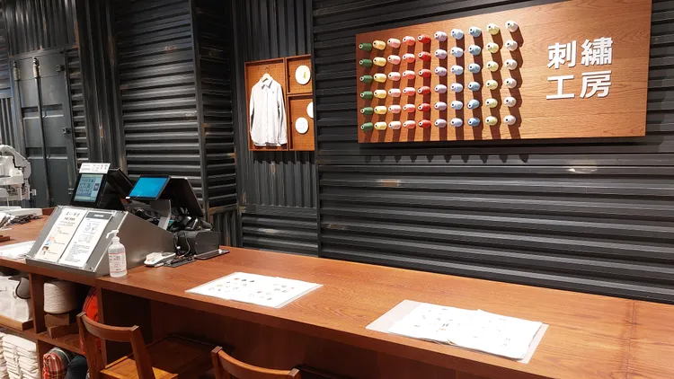 大立旗艦店使用廢棄貨櫃板材作為裝潢素材。凃建豐攝