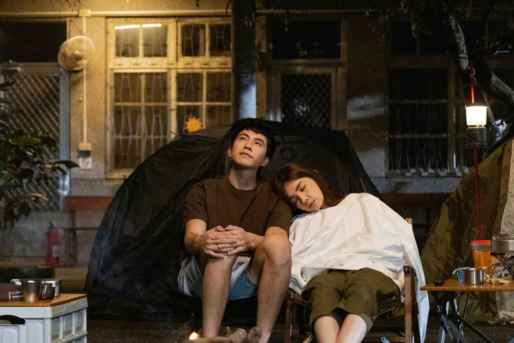 潘君侖（左）劇中不斷嘗試向學姐Ella陳嘉樺告白卻屢出狀況。東森提供