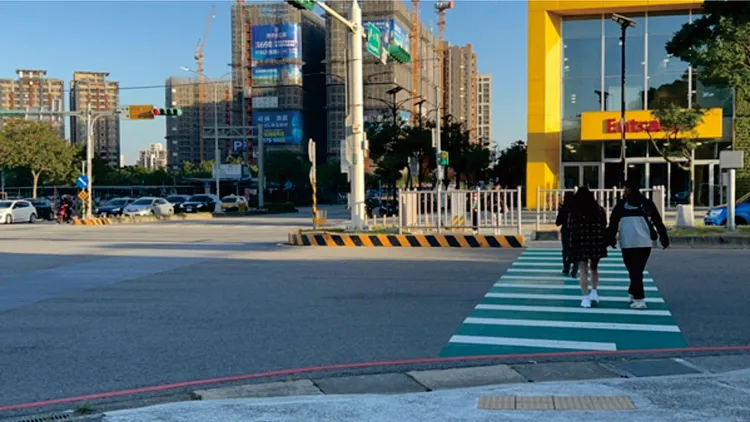 行穿線退縮消弭轉彎車駕駛人視線死角，行人走得更安全。交通局提供