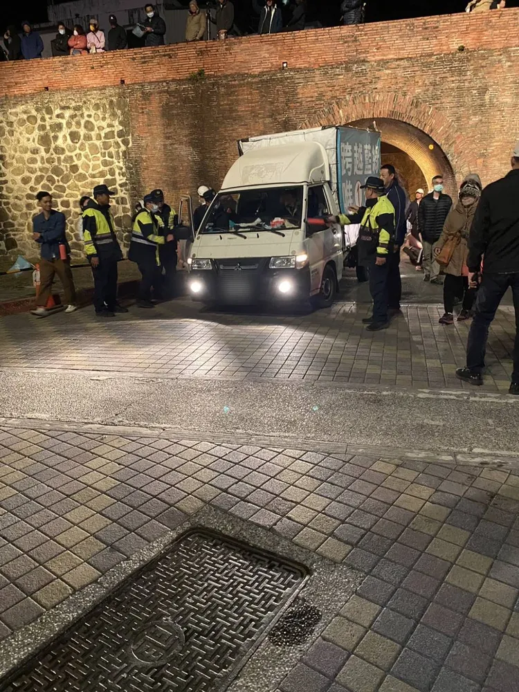 柯文哲宣傳車24日晚間經過恆春鎮古蹟西門時，因車廂過高遭城門卡住。翻攝畫面