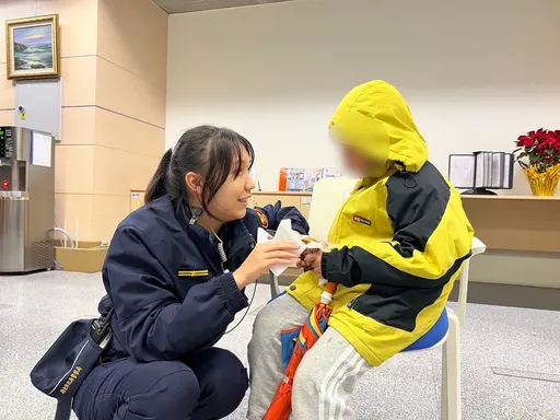 小男童逛耶誕市集走失哭了　警察姐姐安撫助返家