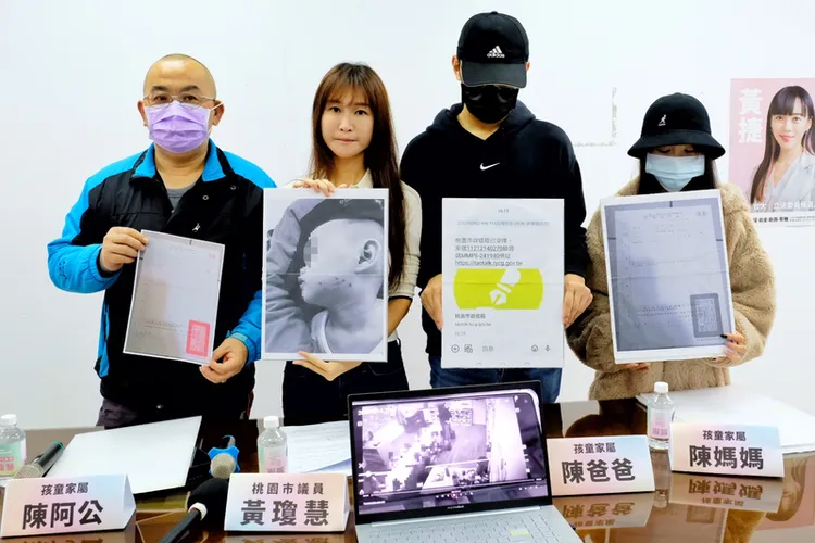 桃園市有父母控訴幼兒教保員緊勒孩子脖子抬起並以指甲抓傷，園方違法延遲通報，市府也未積極協助，幼兒父母18日在民進黨桃園市議員黃瓊慧（左2）陪同下召開記者會，黃瓊慧痛批桃園市長張善政只顧助選，放任兒虐案一再發生。
中央社