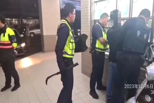 疑友搞上前女友!莽男愤持大镰刀恐吓 警到场逮人搜出毒!还认出曾干这事