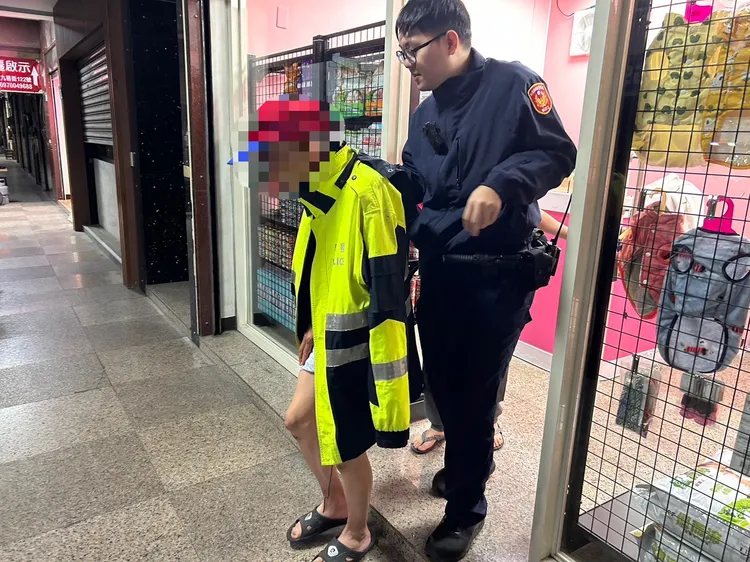 警方替他披上警用雨衣。翻攝畫面