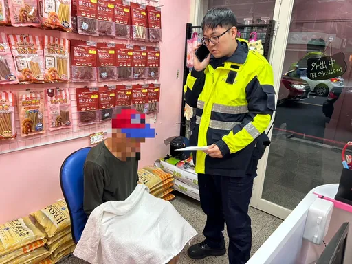 迷途老人寒冬中發抖 蘆洲警與善心店家送暖助他返家