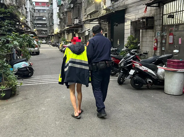 警方協助老翁返家。翻攝畫面