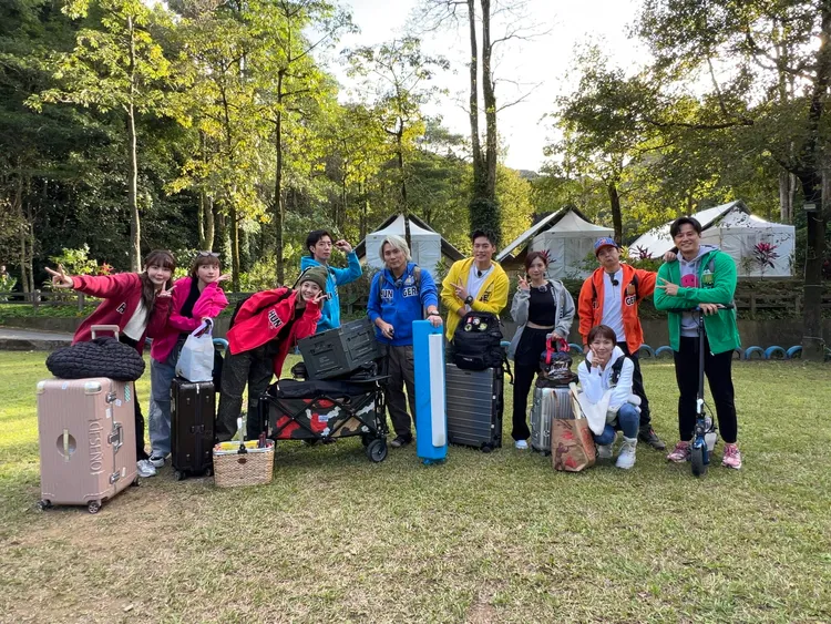 Yuri（左起）、峮峮、徐瑋吟、廖允杰、王仁甫、許孟哲、蔡黃汝、周宜霈、孫協志、徐新洋等一起去露營。中視提供