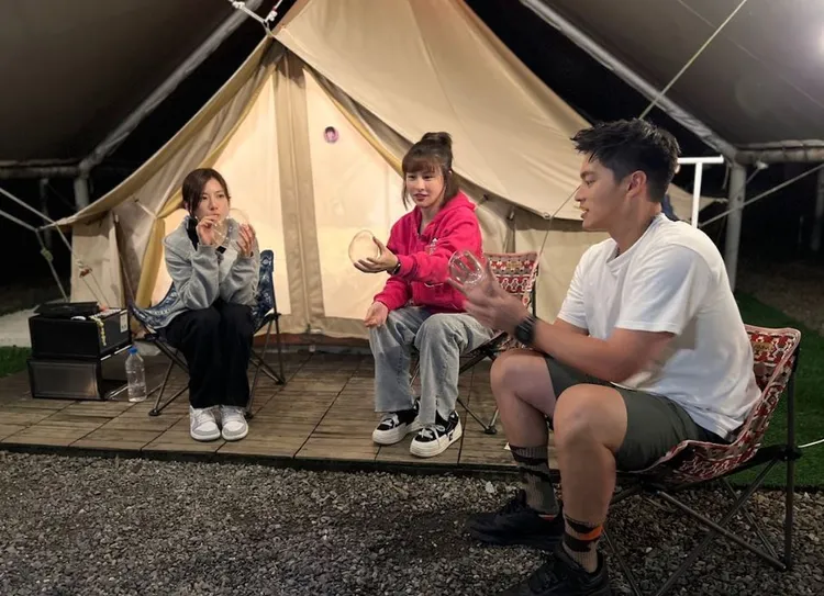 蔡黃汝（左起）、峮峮、許孟哲等露營，玩吹泡泡。中視提供