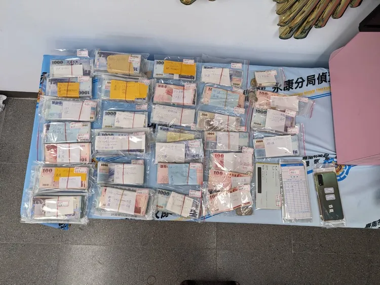 永康警方查獲賭資276萬及一批證物。警方提供