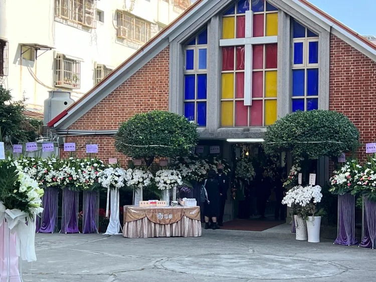 追思禮拜在台中信義會永生堂舉行。鮮明攝