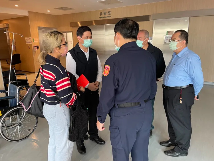 警察局林炎田局長接獲報告後立即趕赴小港醫院關心警員趙健雄傷勢。翻攝畫面