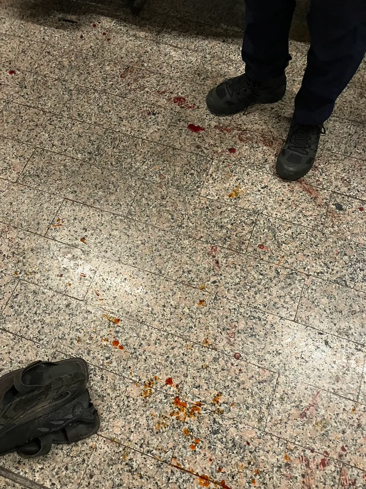 員警受傷滿地血跡。翻攝畫面