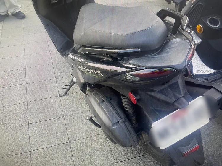 遭撞的機車。翻攝畫面