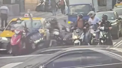 小黃「保齡球式」衝撞機車停等區　影片曝光！這原因導致車輛失控