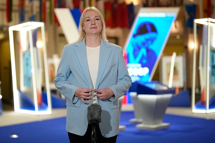 鄧佐娃提交參選總統文件後，接受記者採訪。美聯社