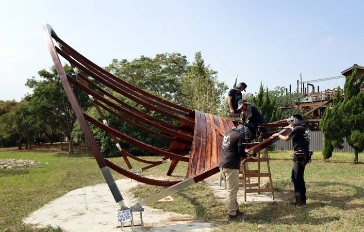 陽明交大建築研究所團隊，設計新式木構亭「弦閣」，圖為建築過程。陽明交大提供