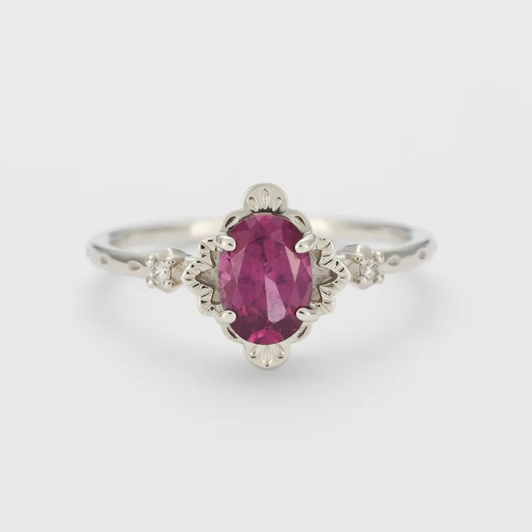 10K x 石榴石 x 鑽石戒指，2萬4900元。品牌提供