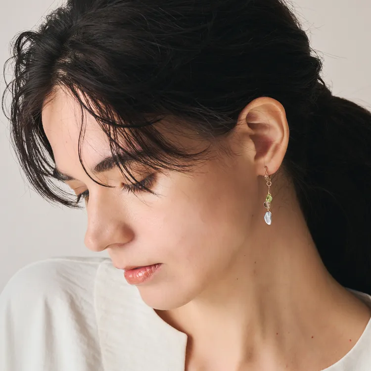 10K x橄欖石x綠水晶x淡水珍珠耳墜，55000元。品牌提供