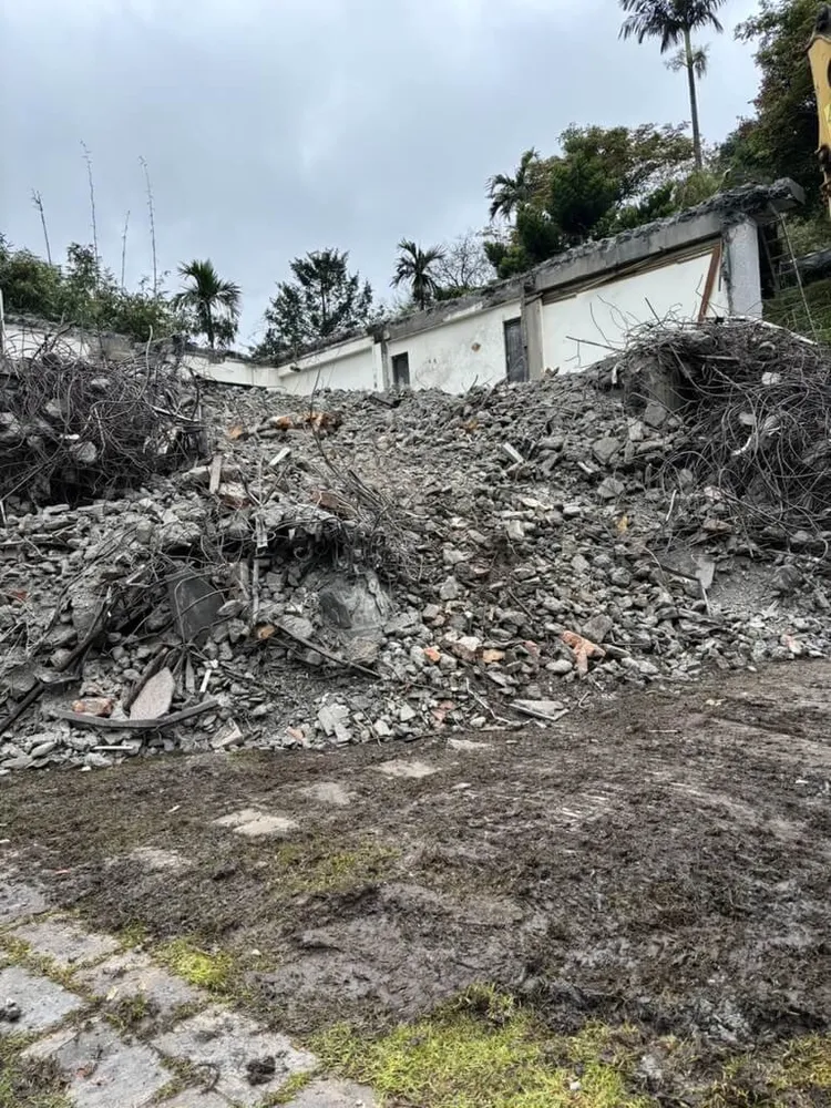 廖先翔家人違建拆後水泥塊未清除 新北：罰6萬
2023/12/11 21:36（12/11 21:59 更新）
國民黨新北市立委參選人廖先翔父親位於汐止區的住處被市府認定違建，日前廖家自行僱工拆除，目前現場已成斷垣殘壁。中央社（廖先翔提供）