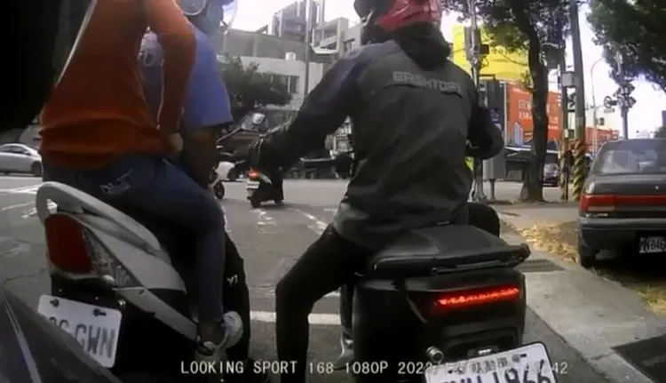 闕姓外送員（右）停等紅燈時與廖姓騎士發生爭執。民眾提供