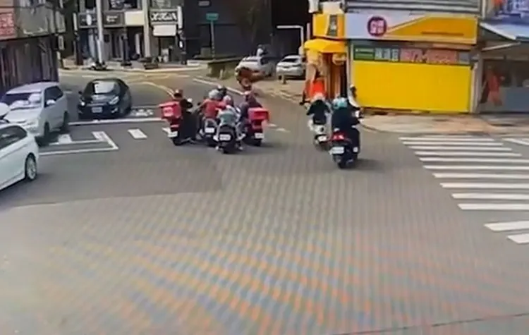 廖姓與後座乘客被3名外送員以ㄇ字型包夾，最後方另輛雙載機車為路人。民眾提供
