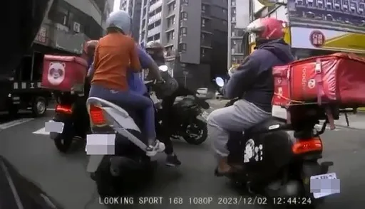 畫面曝光!行車糾紛爆口角 雙載騎士竟遭3名外送員ㄇ字型包夾
