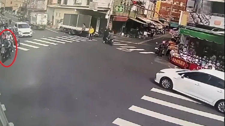 雙方在前一個路口發生行車糾紛。民眾提供