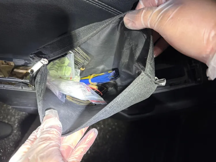 警方於隨身包內查獲毒品。翻攝畫面