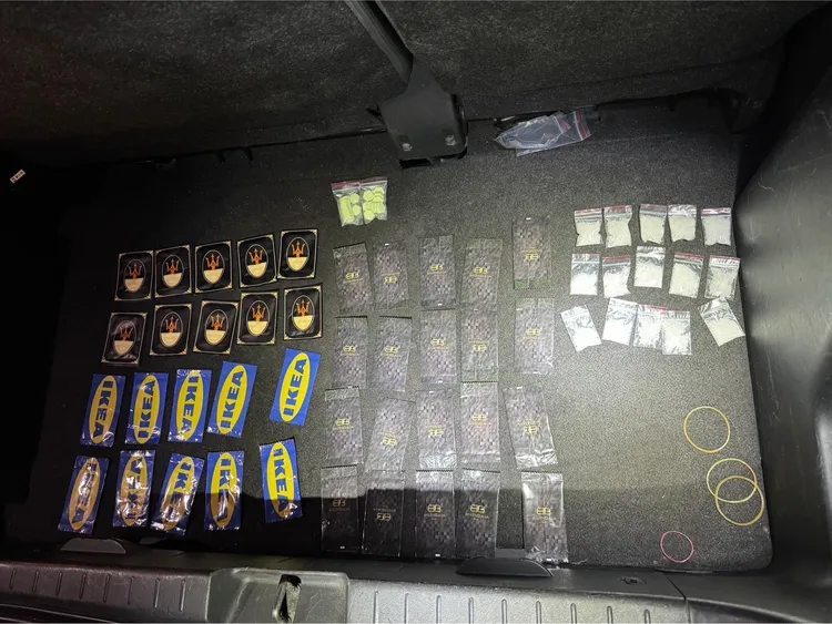 警方於車內查獲大量毒品。翻攝畫面