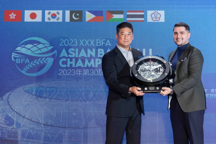 HUBLOT大中華區總經理Omar Choudhary（右）致贈紀念掛鐘給亞洲棒球總會會長辜仲諒。品牌提供