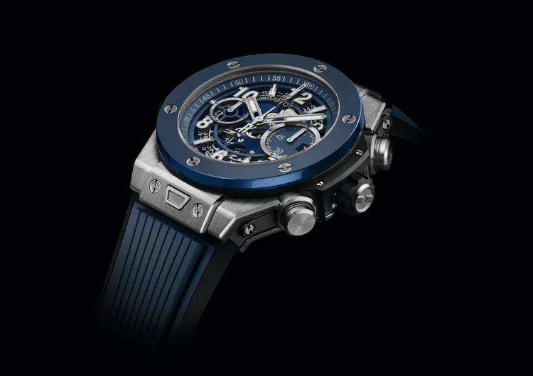 Big Bang Unico鈦金藍陶瓷計時碼錶，42mm，拋光斷面鈦金屬錶殼，鏤空霧面藍錶面、藍色立體刻紋天然橡膠錶帶，Unico自動上鍊鏤空導柱輪飛返計時機芯，動力儲存72小時，防水深度100米，65萬1000元。品牌提供