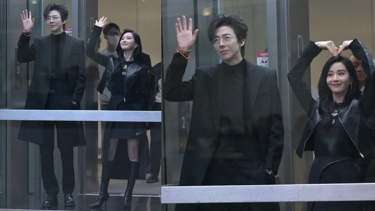 劉詩詩（右）和劉宇寧在透明電梯間向圍觀民眾致意。翻攝娛樂課代表微博