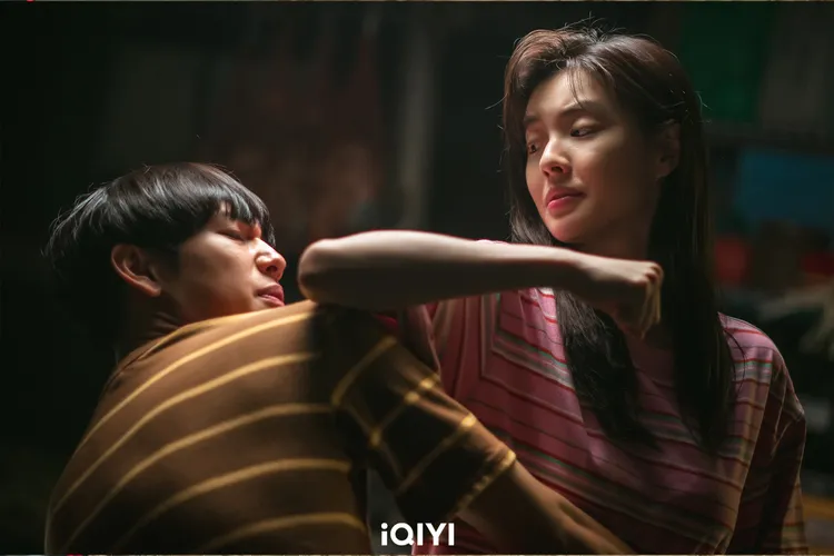 李先彬（右）飾演任時完的青梅竹馬。愛奇藝國際站提供