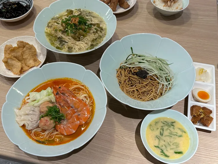 樂蝦拉麵三款主打，招牌三寶蝦湯拉麵、酸菜金黃魚片雞白湯麵、黑松露乾拌麵。陳怡文攝