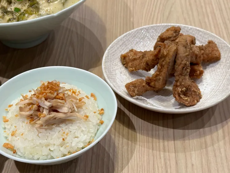 人氣單品里肌酥肉128元、蒜味雞絲香米飯58元。陳怡文攝