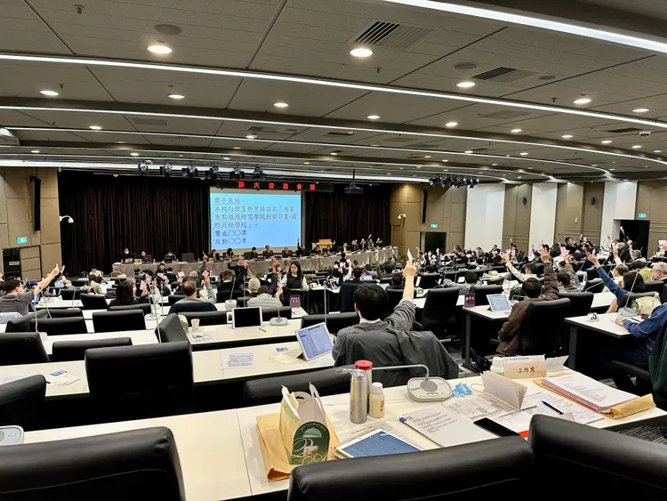 台大今天舉行校務會議，壓倒性通過申設國際政經學院，圖為校務會議代表舉手投票情況。王良博攝