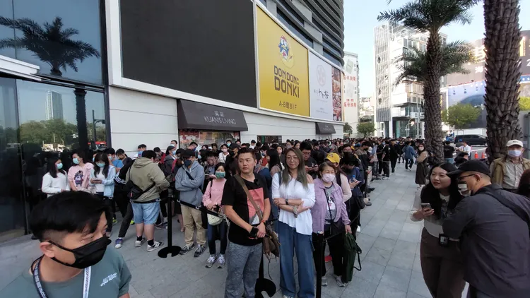 活動現場排隊人潮。凃建豐攝