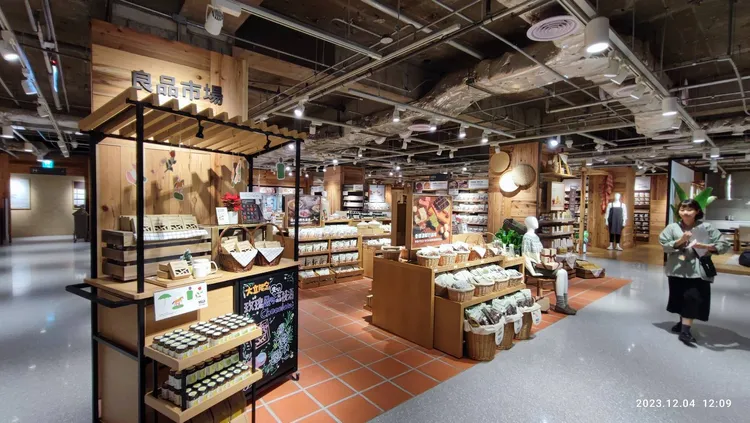 MUJI無印良品進駐大立百貨空間呈現融入海洋意象。經發局提供